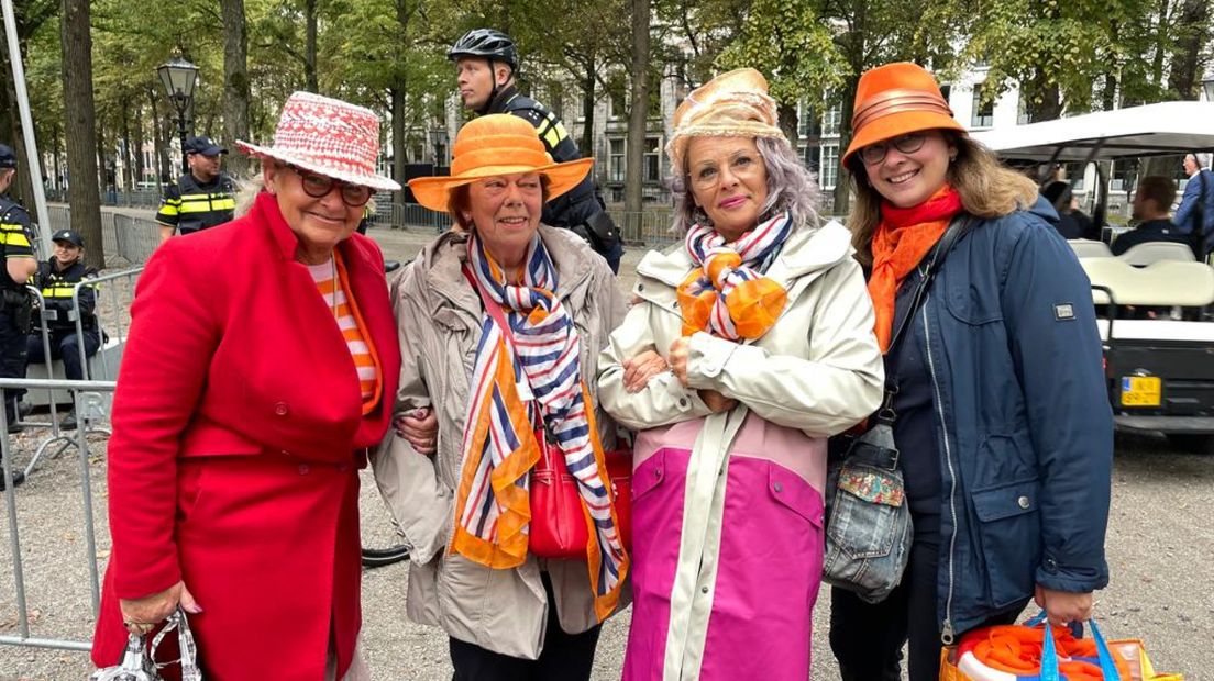Gerda (tweede van links) staat al jaren met vriendinnen langs de route van de rijtoer