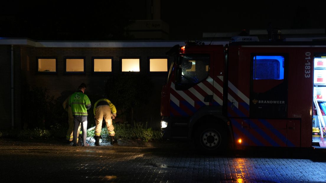 De brandweer pompt de kelder leeg