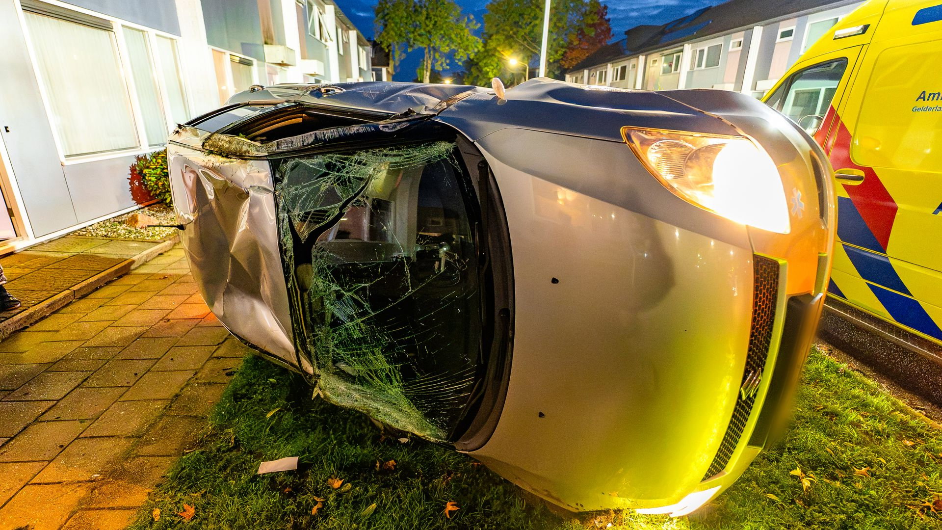 Auto op zijkant na botsing in Wijchen