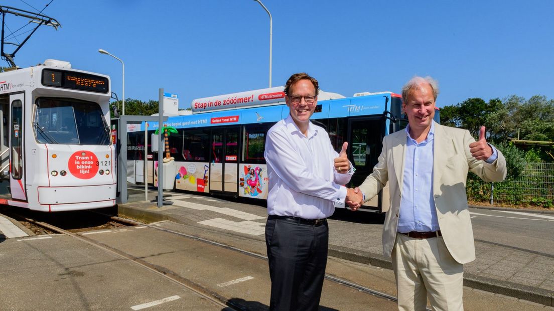 HTM directeur Jaap Bierman en wethouder Anne Mulder voor de bikinilijn en zomerbus