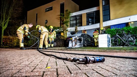 Droger vat vlam, woningbrand • auto op zij bij A15