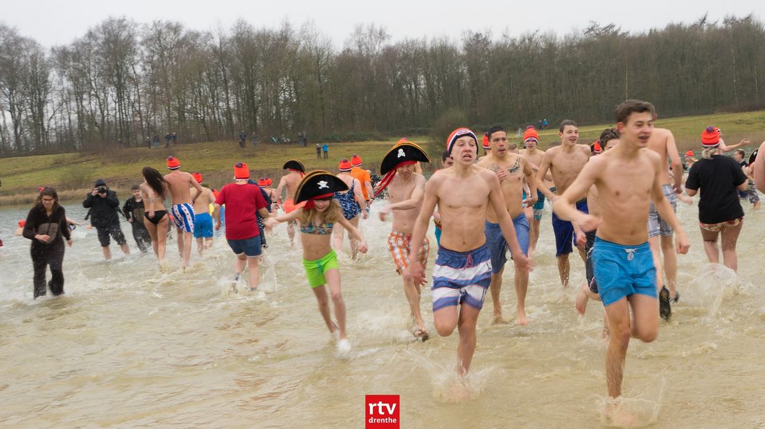 Tientallen Assenaren doken in het koude water van de Baggelhuizerplas (Rechten: Kim Stellingwerf/RTV Drenthe)