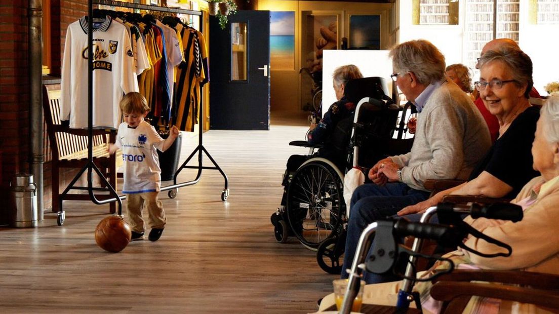 In verzorgingstehuis Meridiaan in Westervoort worden voetbalherinneringen opgehaald.