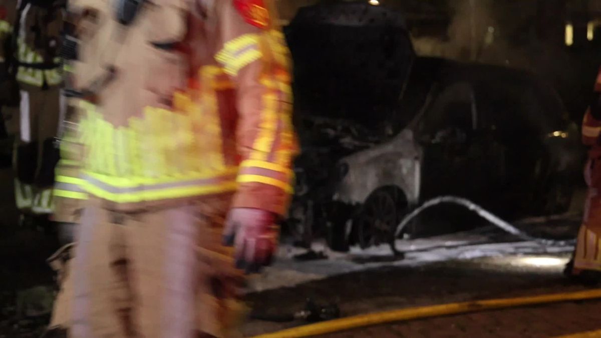 Auto volledig verwoest door brand aan de Weleveldstraat in Hengelo.