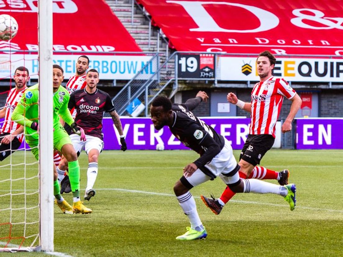 Lutsharel Geertruida kopt Feyenoord op voorsprong tegen Sparta. (VK Sportphoto - Yannick Verhoeven)