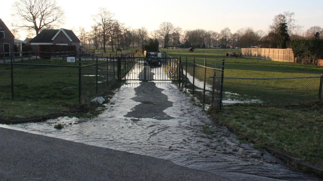 Gaten in de weg door leidingbreuk