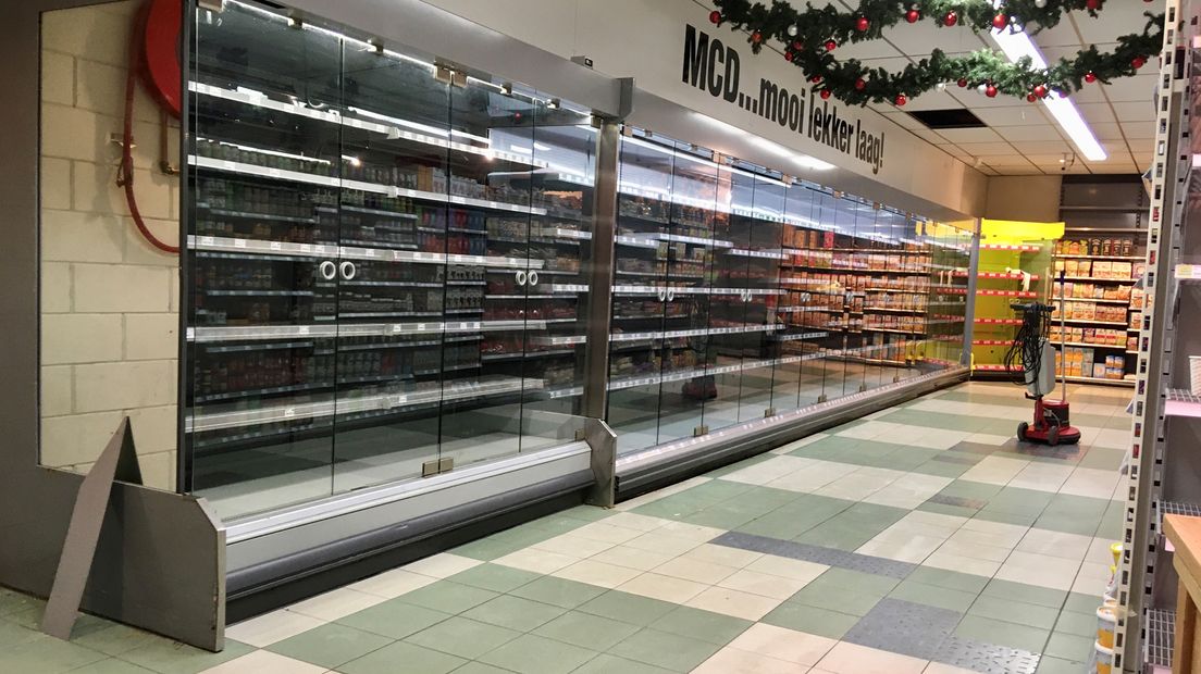 De koelingen van de supermarkt zijn nog leeg