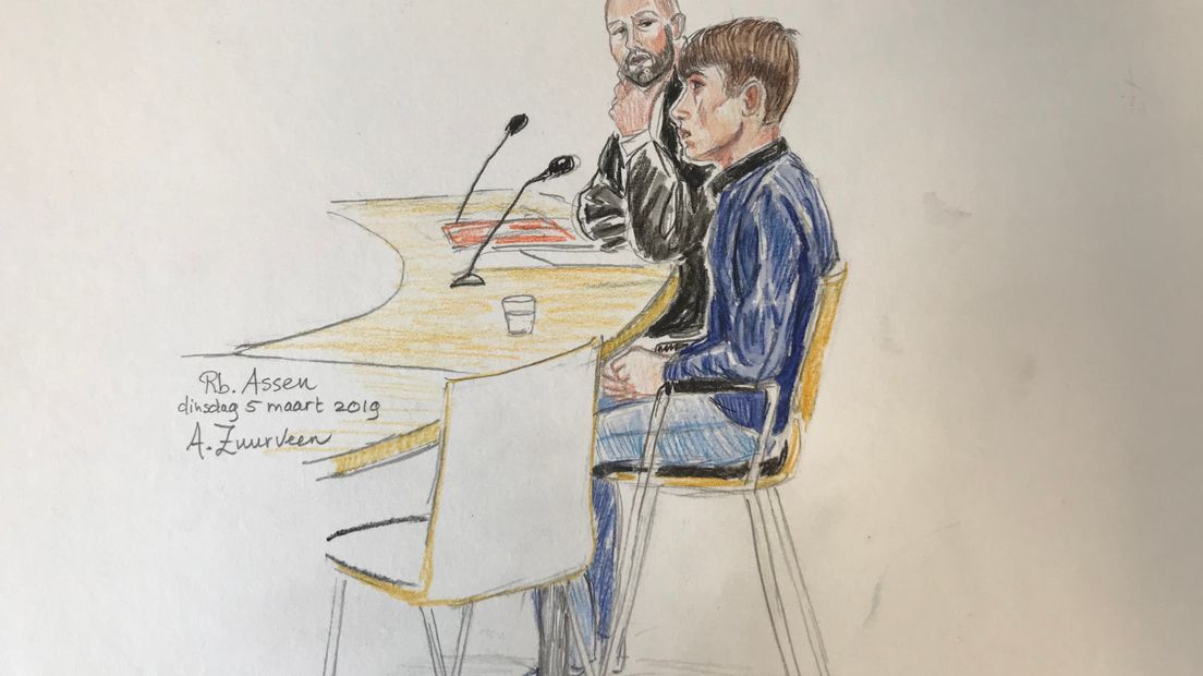 De verdachte en zijn advocaat voor de rechtbank in Assen (tekening: Annet Zuurveen)