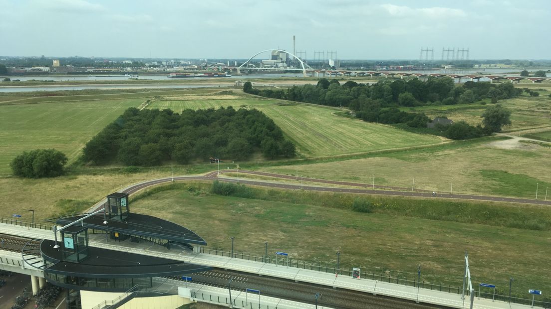 Er komen bijna twee zoveel huizen als oorspronkelijk gepland in het Nijmeegse nieuwbouwgebied Hof van Holland. Ook wordt een gezondheidscentrum bij de sporthal mogelijk gemaakt en de hoogte van de bebouwing wordt deels beperkt om uitzichtverlies vanuit Hotel Van der Valk te voorkomen. Die wijzigingen stelt het Nijmeegse college voor aan de gemeenteraad.