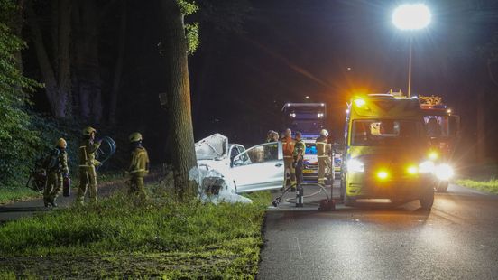 Man gewond door botsing tegen boom. Man gewond door botsing tegen boom.