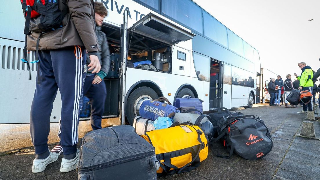 Vindicat-studenten met hun bagage na terugkeer in Groningen