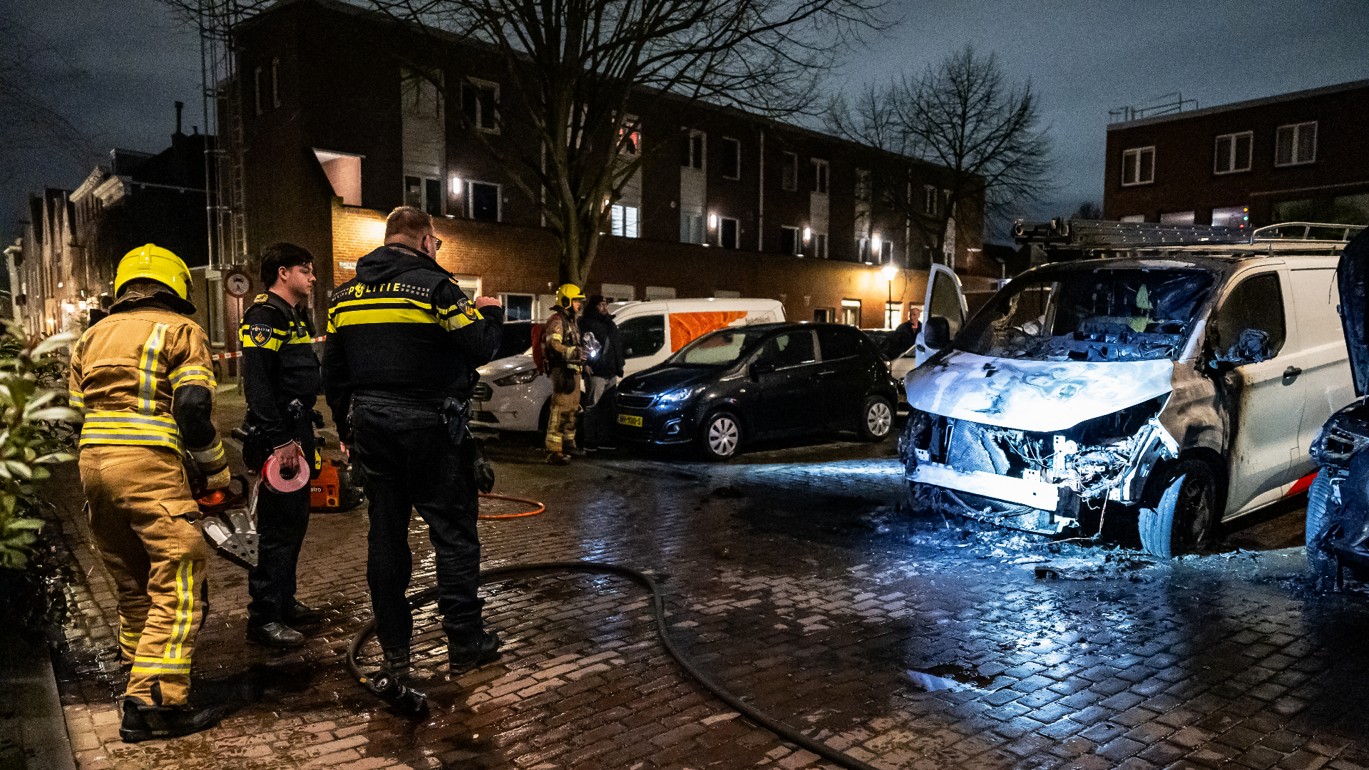 De voorkant van de bestelbus is flink beschadigd geraakt.