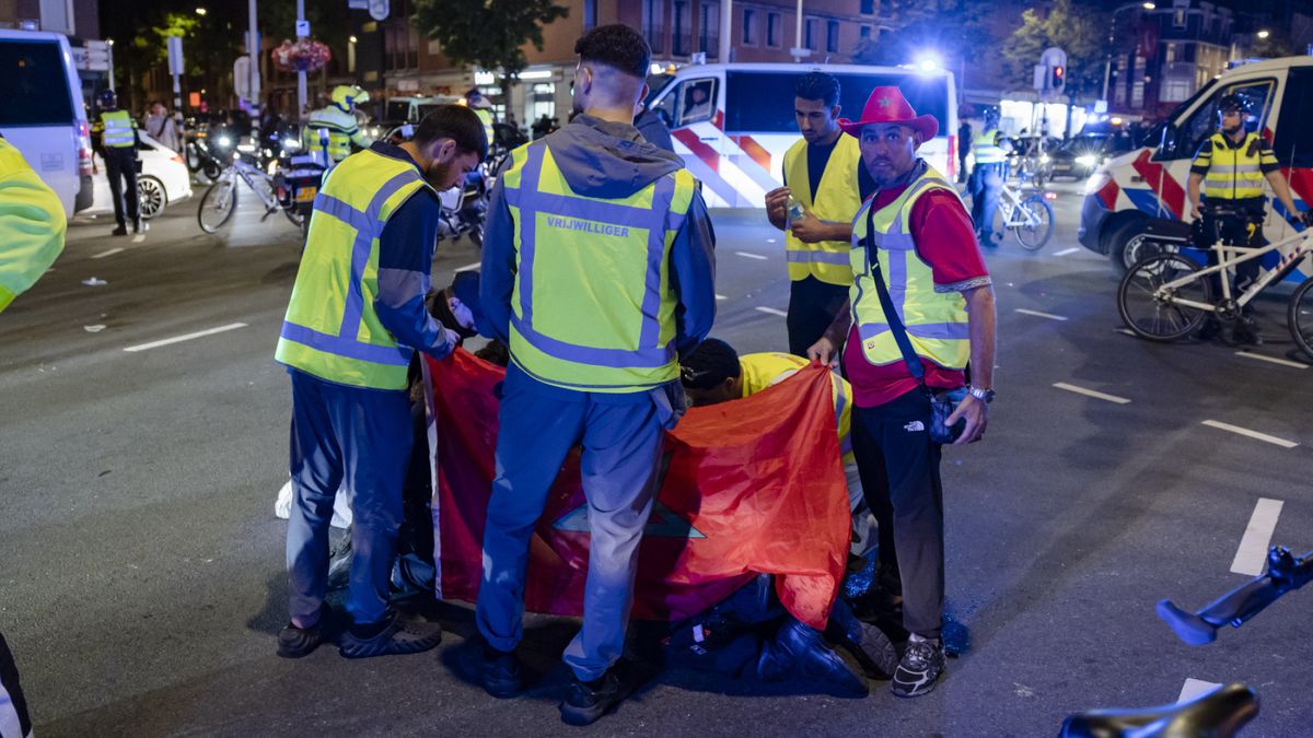 Agenten en verkeersregelaar gewond bij ongeregeldheden in Schilderswijk na WK-zege Marokko op Canada