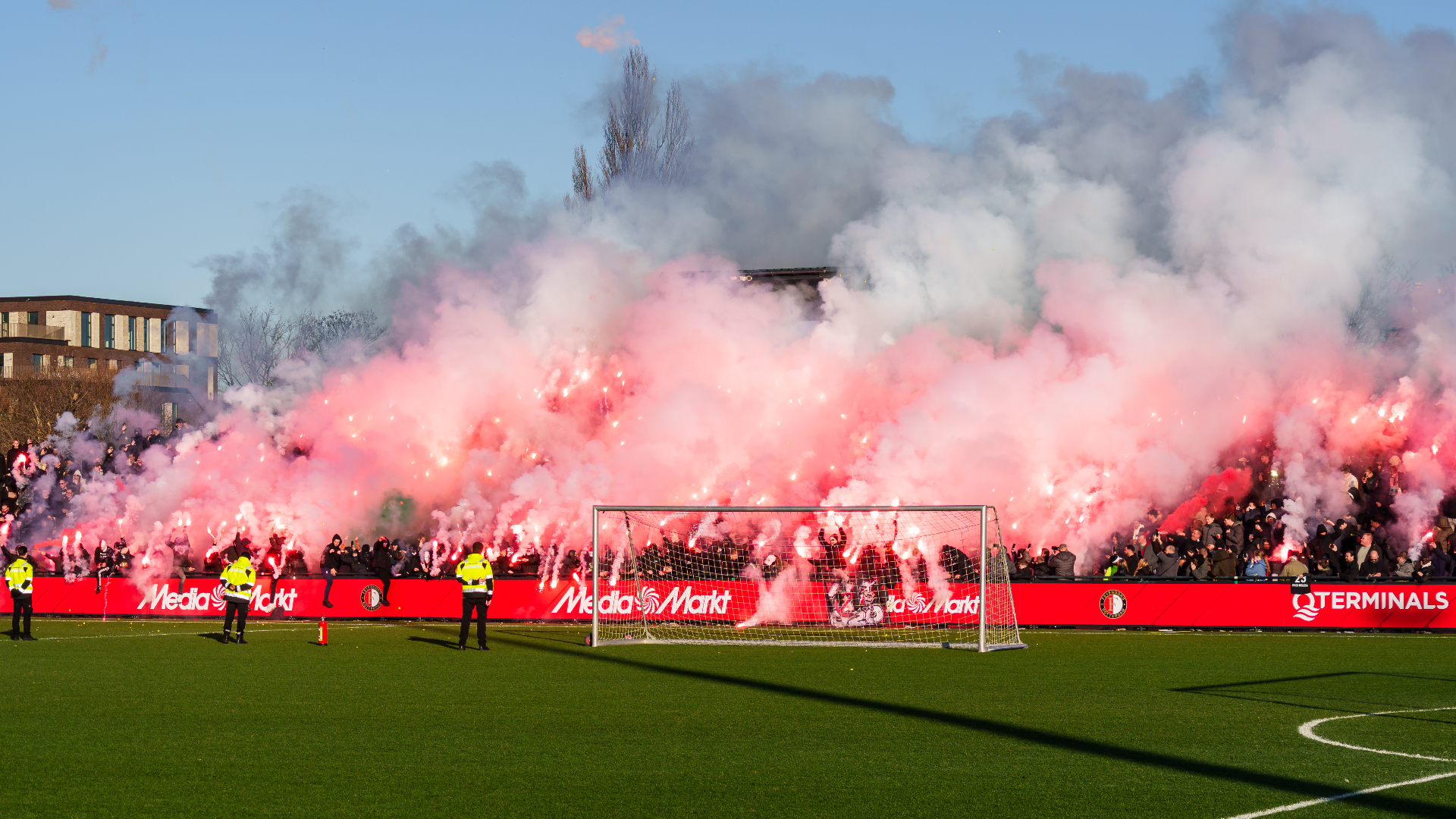 De ploeg van trainer Robin van Persie kreeg deze zaterdag, traditiegetrouw, een steuntje in de rug van honderden supporters.