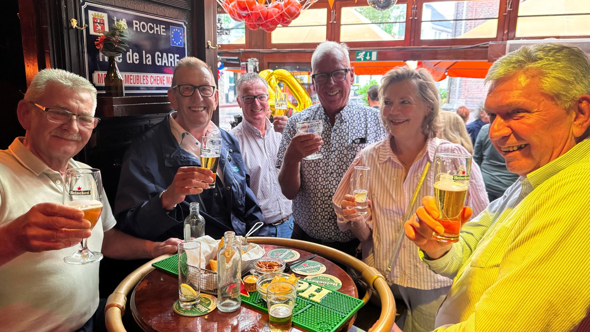 Na 40 jaar bier sjouwen stopt Rinus: ‘Er is niemand zoals hij’