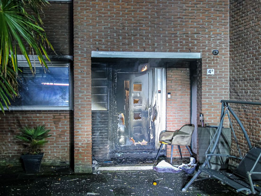 De voordeur van de woning aan de Struikheide raakte ontzet door de explosie