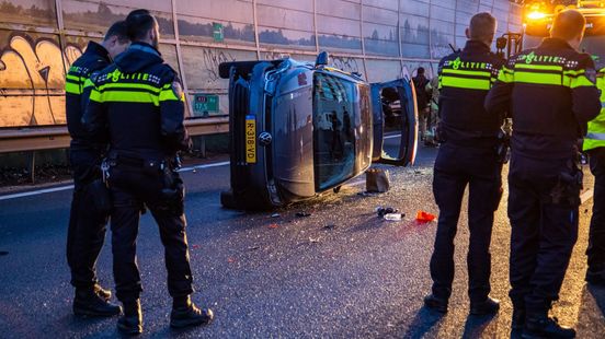 Eén auto op de kant bij kettingsbotsing op de A13. Eén auto op de kant bij kettingsbotsing op de A13.