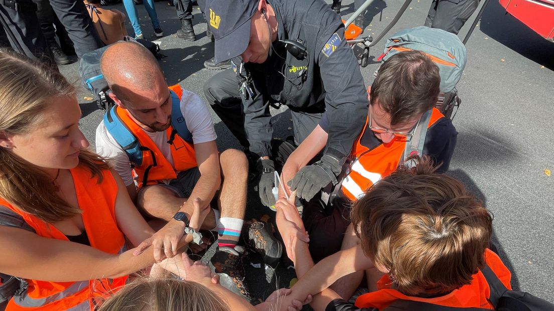 Sommige actievoerders hebben zichzelf vastgelijmd en moesten worden losgemaakt