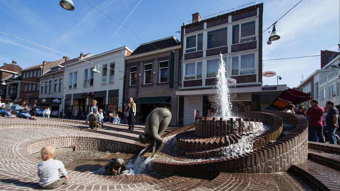 Het Ei van Ko voor het stadhuis in Enschede