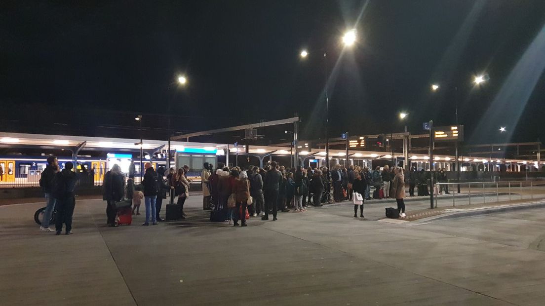 Treinreizigers stranden in Assen (Rechten: RTV Drenthe/Jasmijn Wijnbergen)