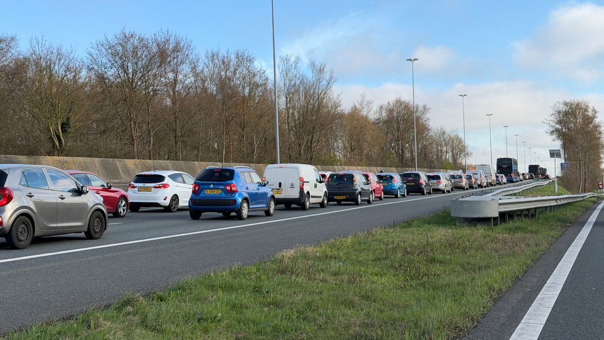 112-nieuws: Flinke vertraging op A28 tussen Stad en Assen • Bemanningsleden ademen rook in bij brand
