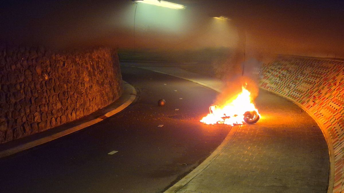 Scooter in brand in tunnel in Leeuwarden