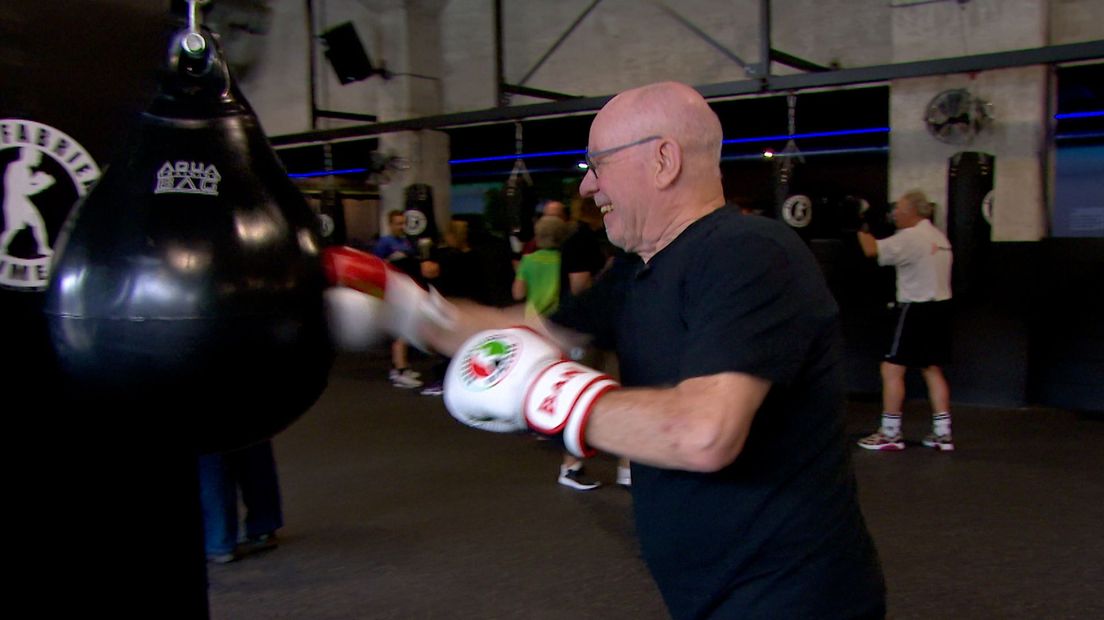 Evert van der Wilt met Parkinson is aan het boksen.