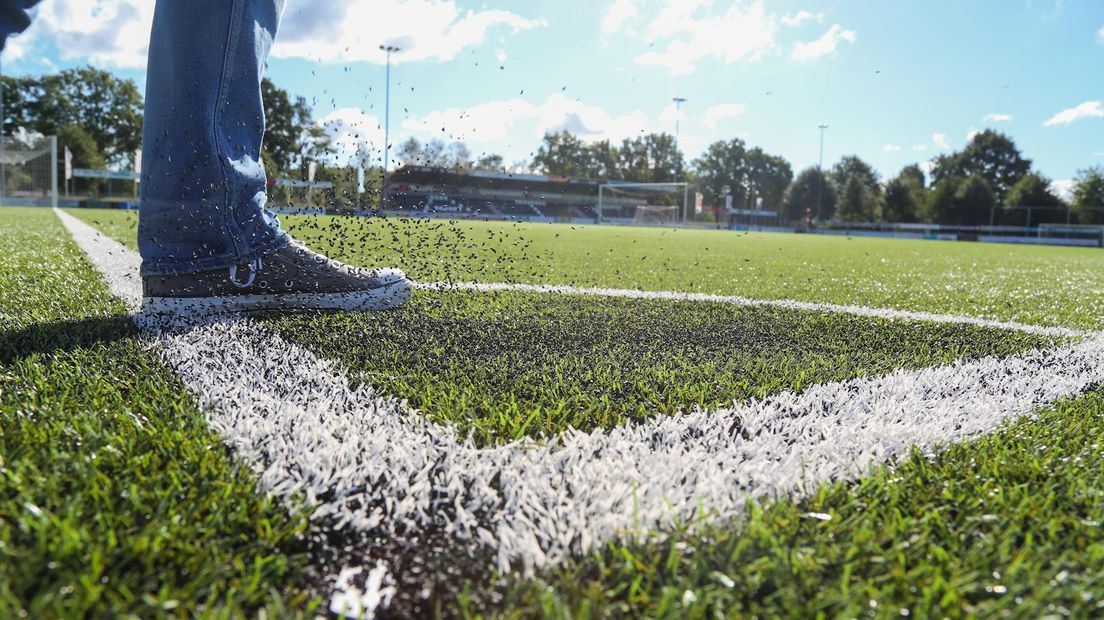 Voetbalveld van kunstgras (met rubber)