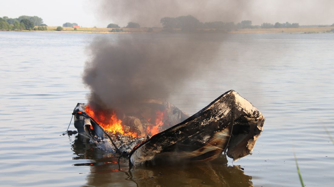 Bootje in brand op de Braakman