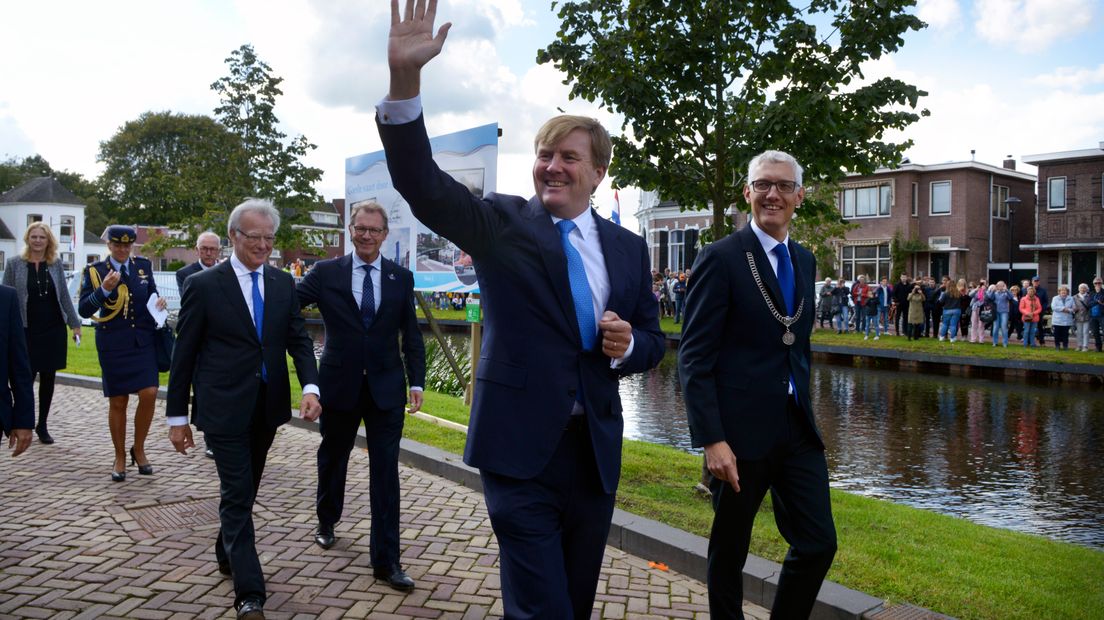 Koning Willem-Alexander maakte een wandeling langs het water (Rechten: ANP / Eric Brinkhorst)