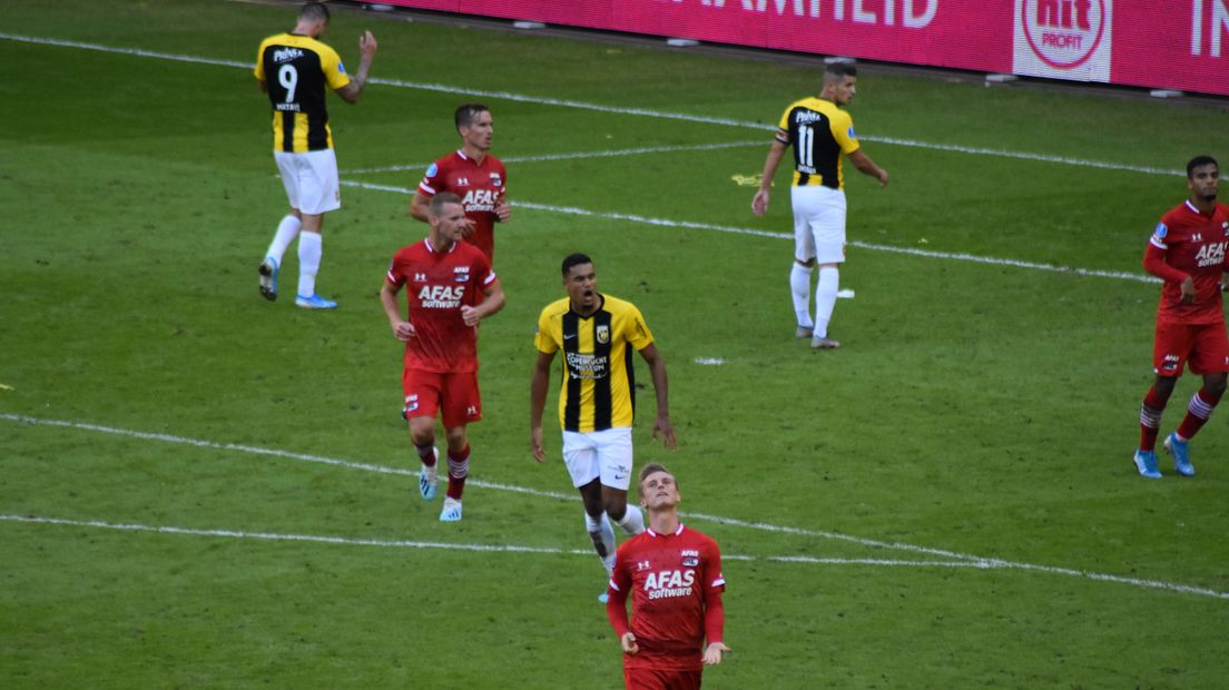 Vitesse heeft de koppositie in de eredivisie gepakt na een 2-1 overwinning tegen AZ. De beslissing viel diep in blessuretijd.