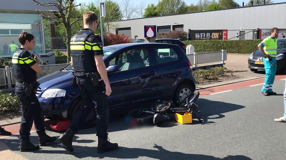 Bromfietser naar ziekenhuis na botsing met auto in Wierden