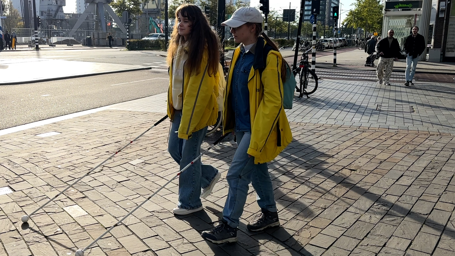 Erika en Kornelia lopen naar het stadhuis