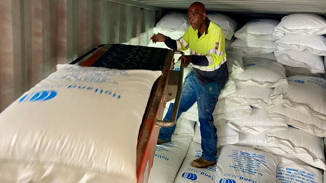 Mout wordt op de truck geladen