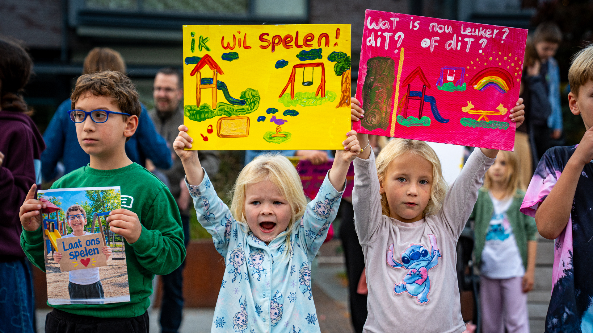 Kinderen demonstreren tegen het verdwijnen van de speeltuinen.