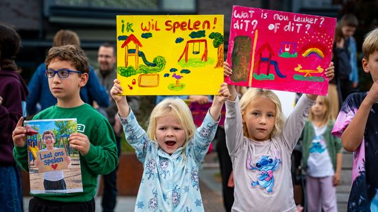 Kinderen en ouders demonstreren bij gemeentehuis tegen verdwijnen van speeltuinen: 'Onze jeugd is geen spelletje' Home