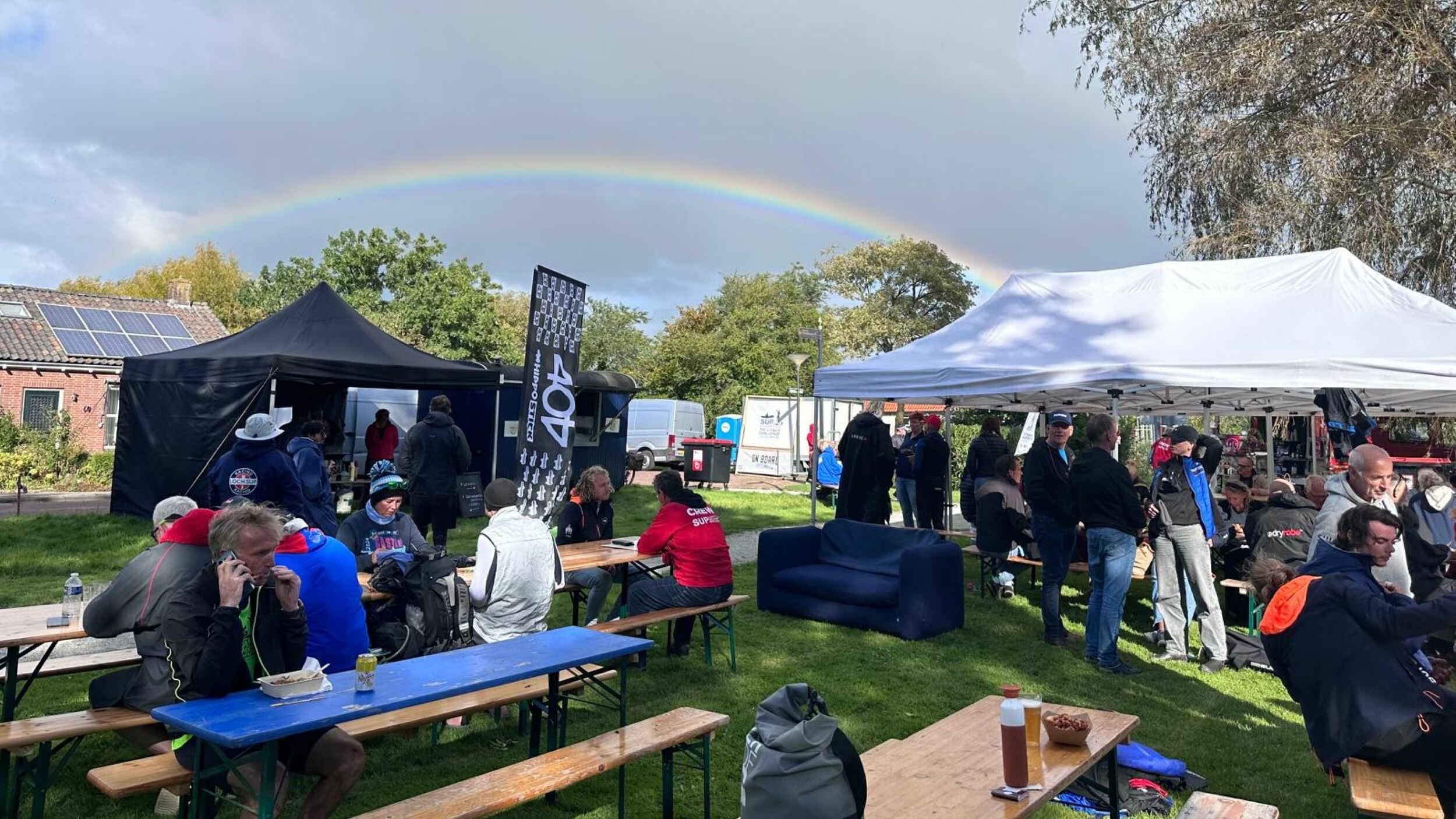 De deelnemers van de Sup Elfstedentocht kregen als goedmaker een regenboog cadeau