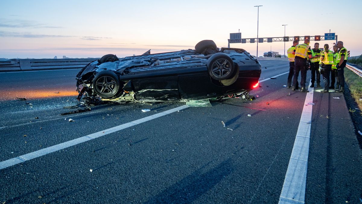Auto over de kop na botsing met vrachtwagen; rijstroken A1 Deventer dicht