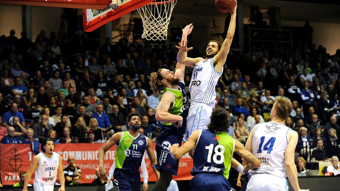 Shane Hammink torent boven de verdediging van Leiden uit en scoort met een dunk