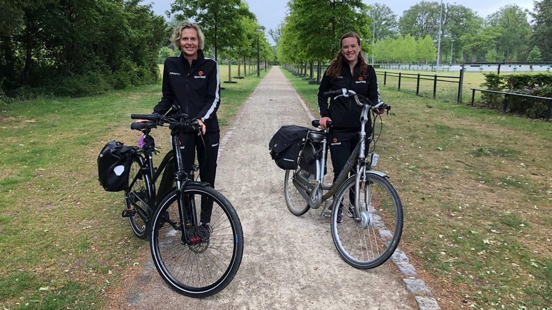 Linda en Lindsay van Sportaal en de bedenkers van de speciale corona fietstocht in en rond Enschede