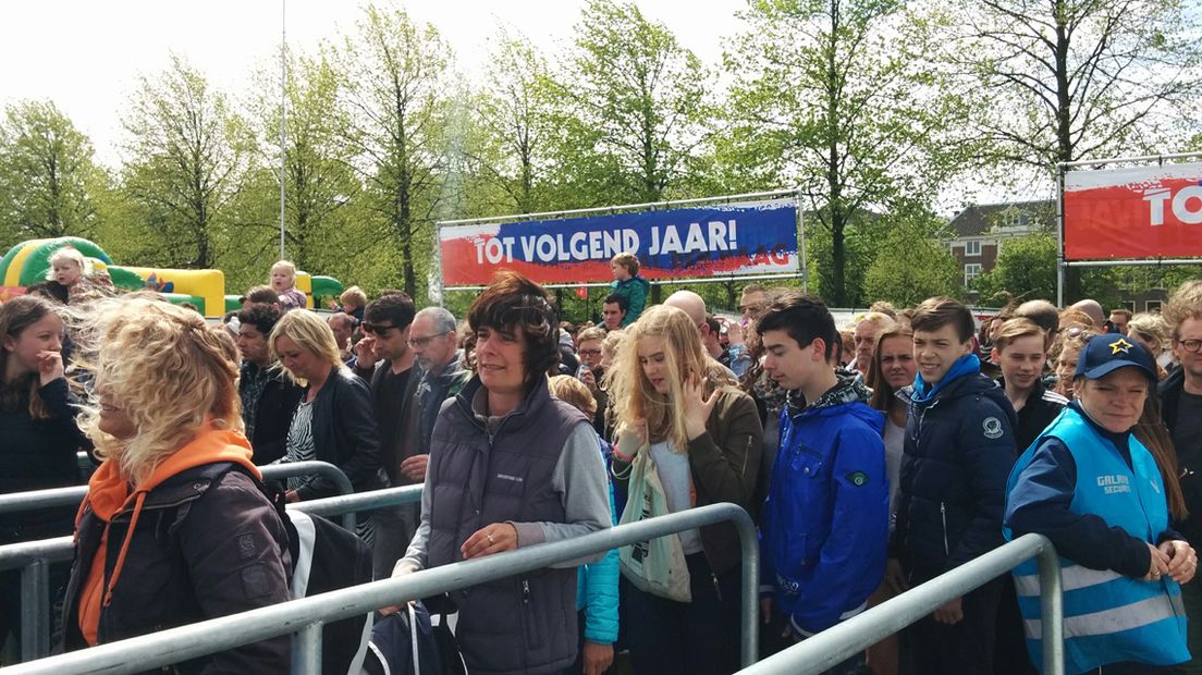 Nu het droog is, worden de rijen langer bij Bevrijdingsfestival Den Haag.