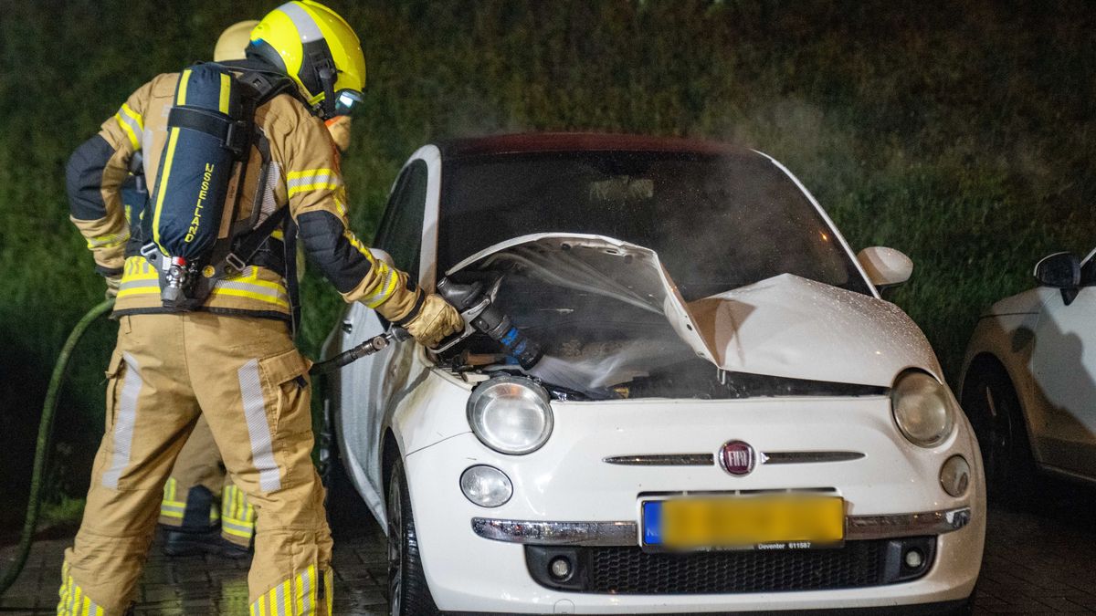 112 Nieuws: Derde keer in korte tijd autobrand aan Frits Drijverstraat in Deventer