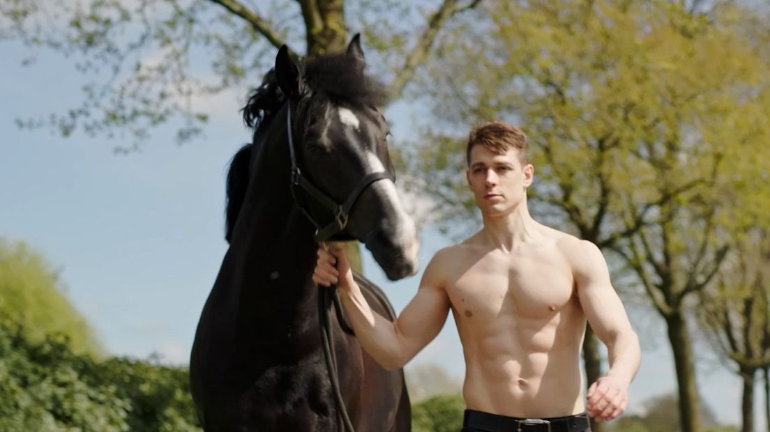 Arnold staat op Horse en Hunk-kalender.