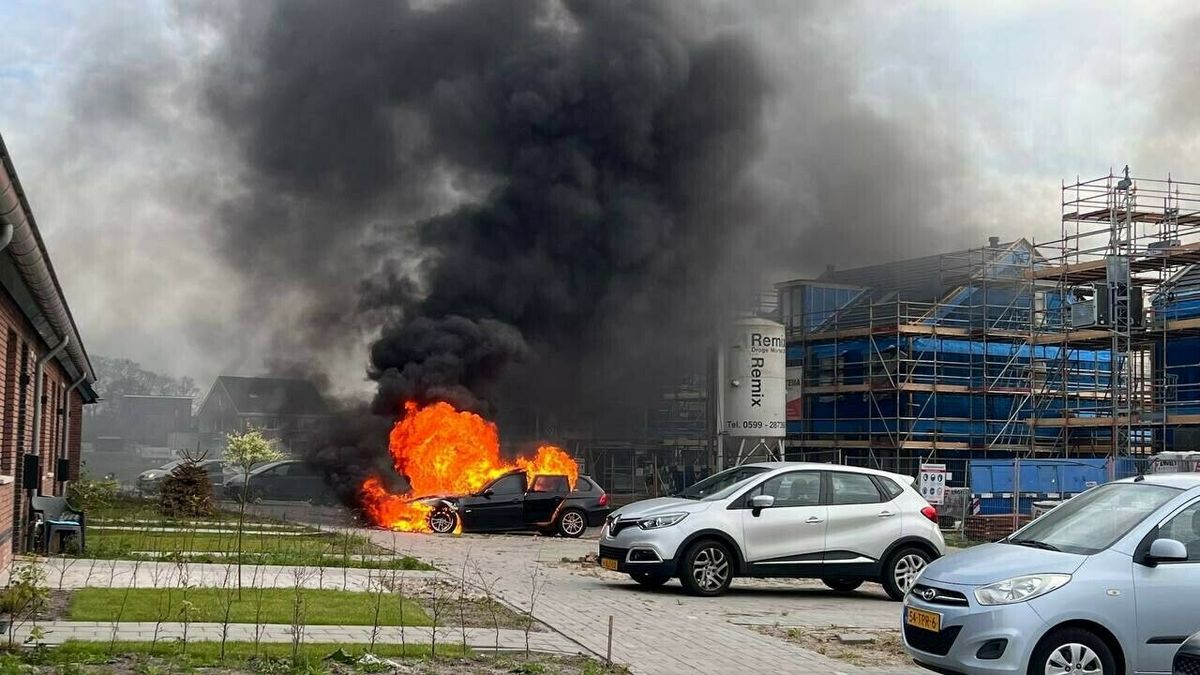 Auto brandt uit in Assen