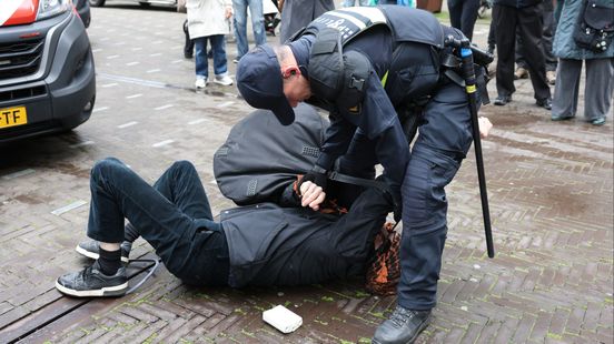 Demonstranten boos op politie: 'Met geweld gedwongen te bewegen' Home