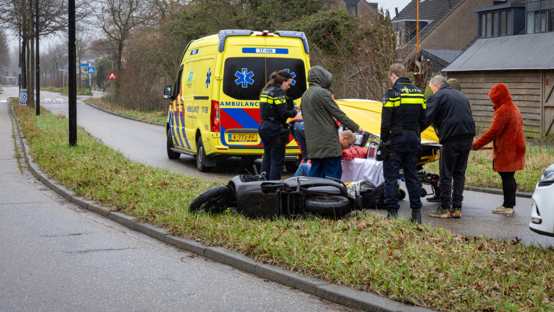 Op de Olmendreef is een scooterrijder gewond geraakt bij een eenzijdig ongeval.
