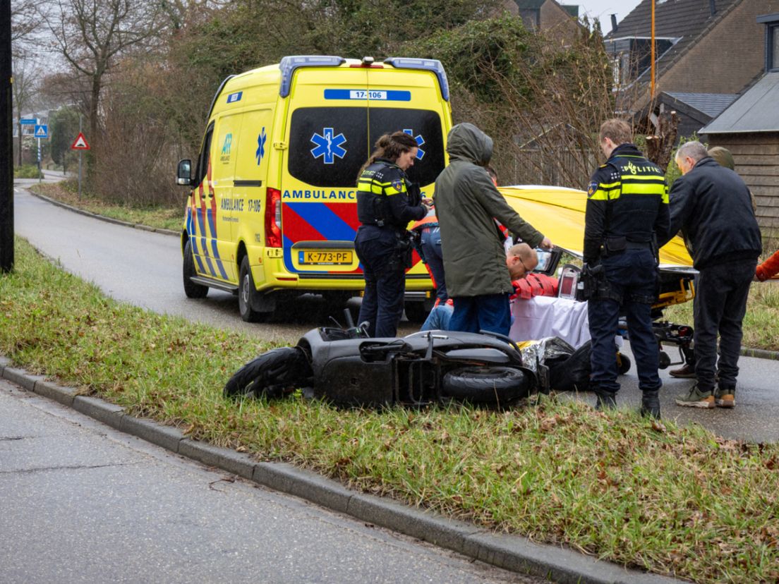 Op de Olmendreef is een scooterrijder gewond geraakt bij een eenzijdig ongeval.