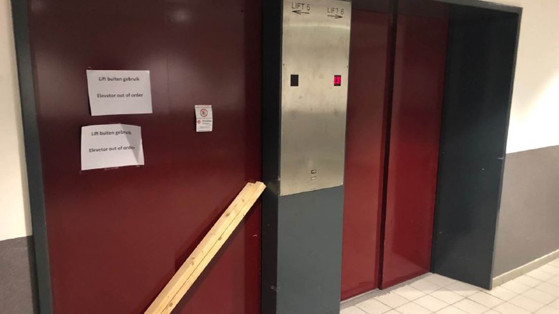 De lift waarmee het ongeluk gebeurde was een dag later nog altijd buiten gebruik.