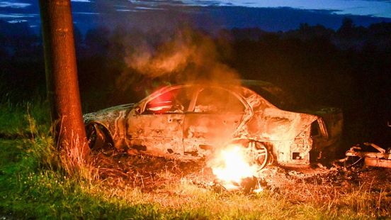 Auto volledig uitgebrand in Vroomshoop Nieuws