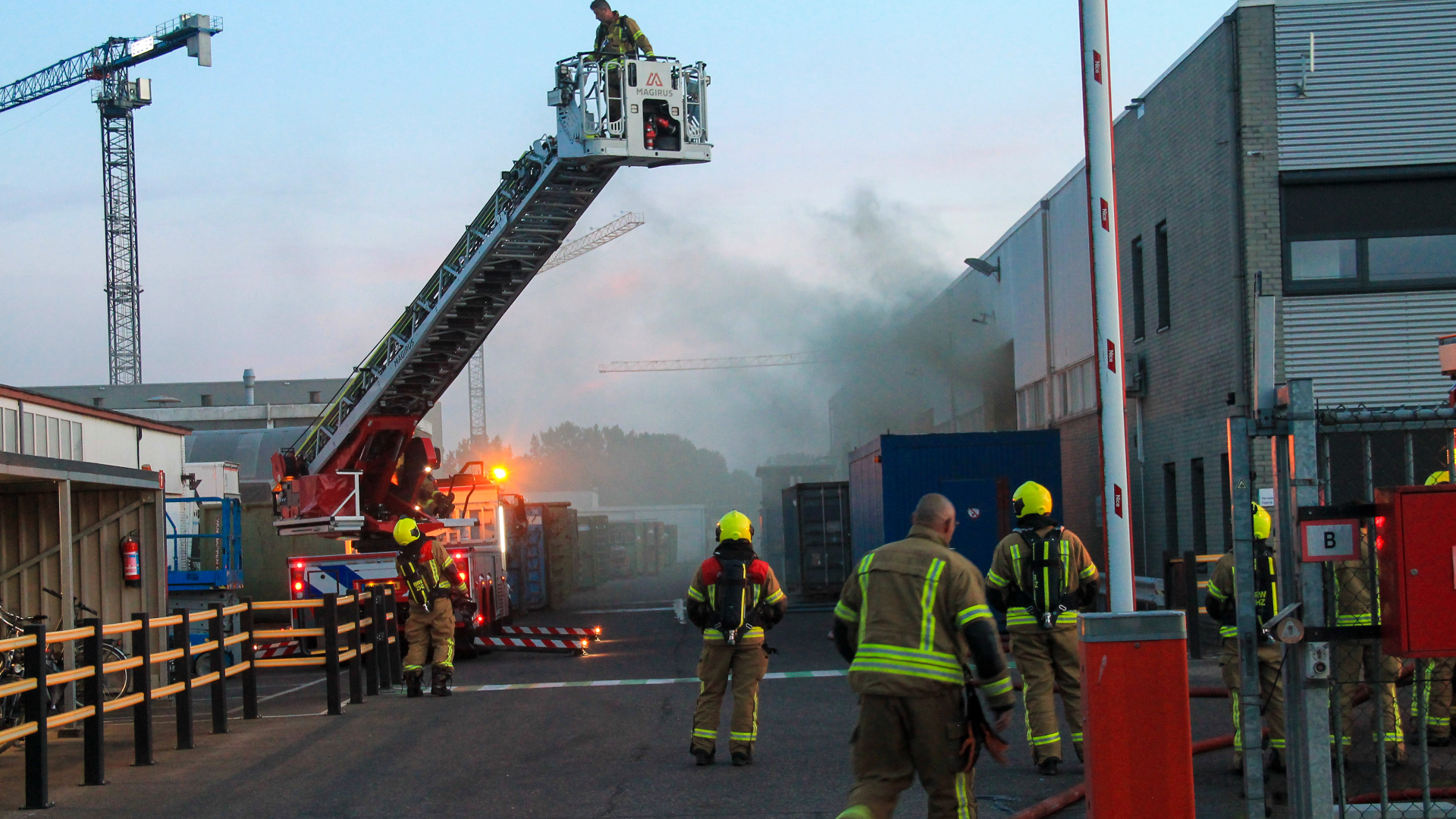 De brand ontstond in een versnipperaar bij een afvalverwerker.